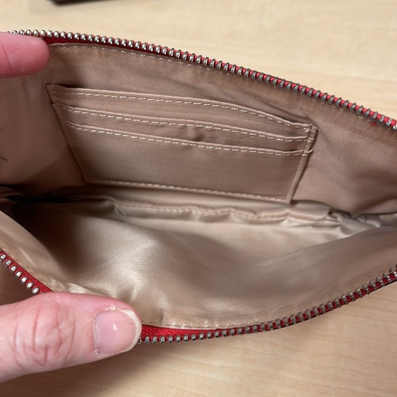 GUESS Strappy Wristlet Wallet Pre Owned - Picture 5 of 5